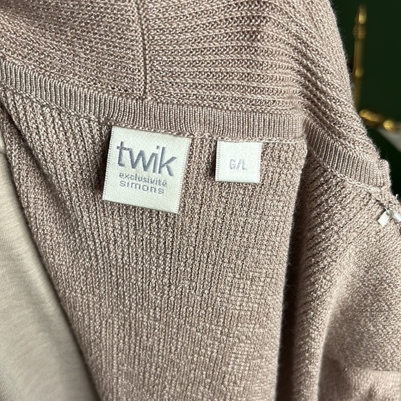 Neutral cardi perfect for the office or office party. - Picture 8 of 8